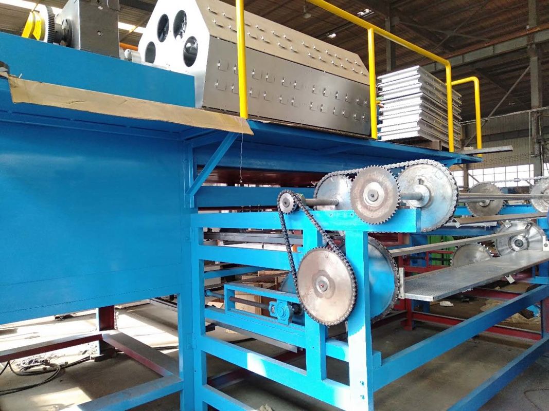 Lini Produksi Mesin Baki Telur Sepenuhnya Otomatis Dengan Pengering Metalik 6 Lapisan 5000-6000pcs Per Jam Mesin Cetak Pulp Terkendali PLC